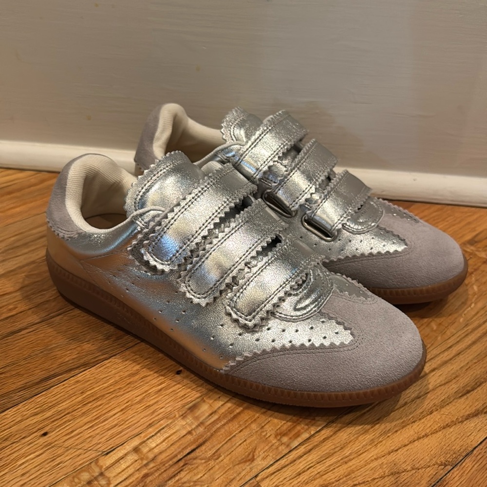 Silent D metallic silver sneaker size 38/8 like New without box